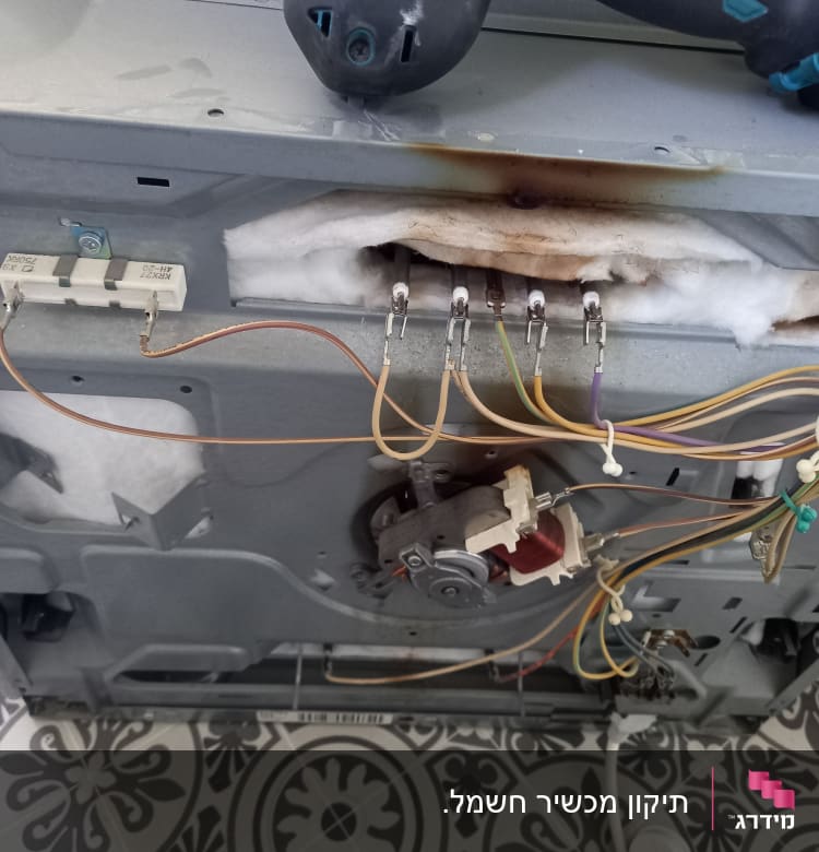 מברגה חשמלית, חוטי חשמל ומחברים במכשיר חשמלי